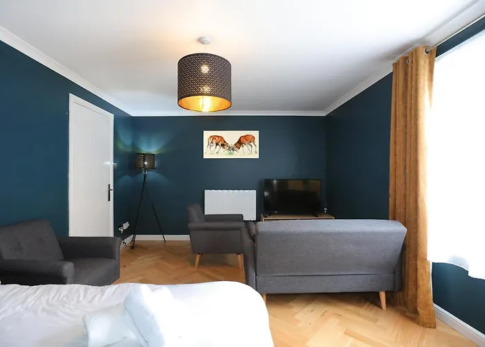 Spacious 4Br City Centre Apartment W/ Free Parking