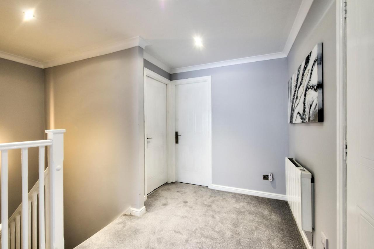 Spacious 4br Centre W/ Free Parking Apartamento